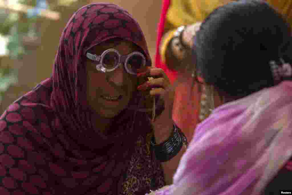 An Afghan refugee has her eyes tested at a health clinic set up by the UNHCR to mark World Refugee Day in Islamabad, June 20, 2014. 