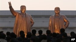 북한 평양 만수대에 세워진 김일성(왼쪽), 김정일 동상.