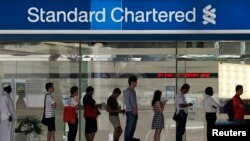 Standard Chartered deberá pagar $300 millones por no haber mejorado su sistema de detección de lavado de dinero. 