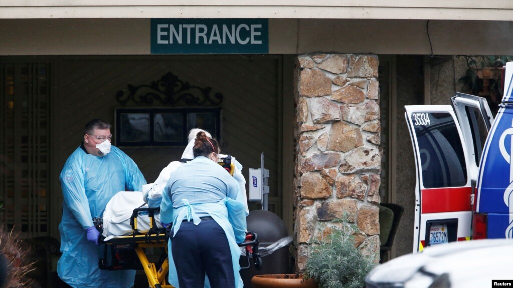 Nhân viên y tế đưa người từ viện dưỡng lão Life Care Center ở Kirkland, Washington, lên xe cấp cứu. 