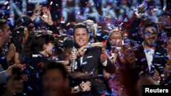 Ca sĩ Trent Harmon, người thắng cuộc mùa giải cuối của chương trình 'American Idol' ăn mừng chiến thắng trong đêm chung kết ở Hollywood, California, ngày 7 tháng 4 năm 2016.