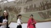 Les touristes visitent le musée du Bardo dans la capitale tunisienne Tunis, le 3 octobre 2018. (FETHI BELAID /AFP)