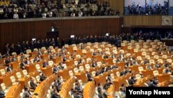 9일 오후 한국 국회 본회의에서 의원들이 박근혜 대통령 탄핵소추안에 대한 투표를 위해 줄지어 대기하고 있다.