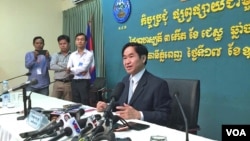 Hang Puthea, phát ngôn viên của Ủy ban Bầu cử Quốc gia Campuchia giải đáp thắc mắc về bầu cử.