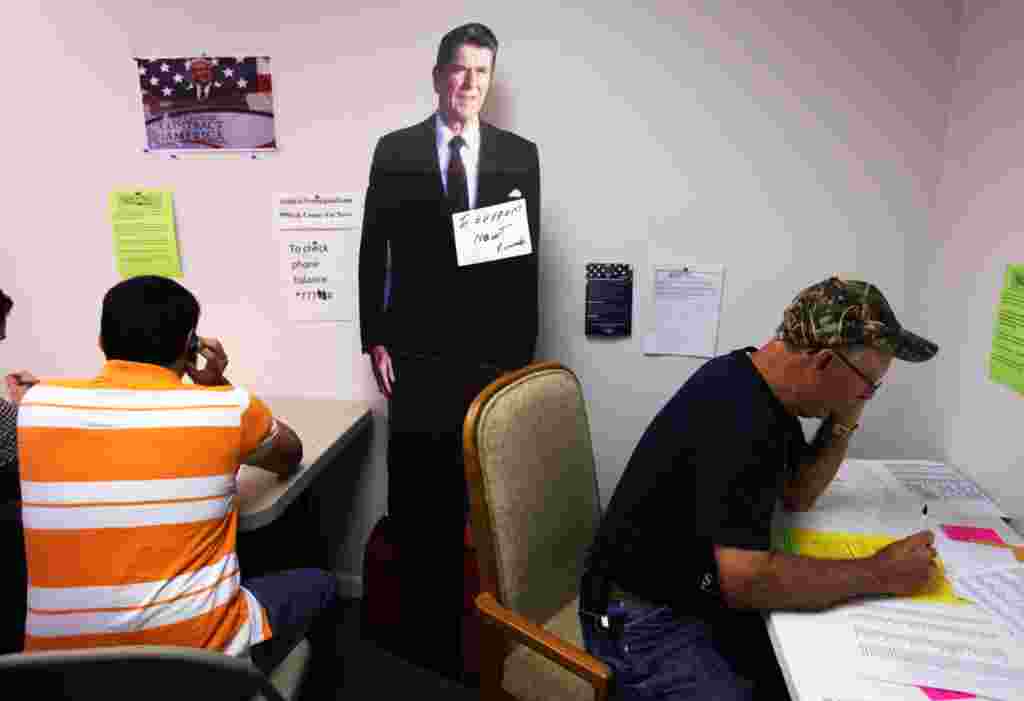 Para relawan untuk Newt Gingrich berbicara di telepon dengan para calon pemilih di kantor kampanye Gingrich di Lakeland, Florida, 31 Januari (Reuters).