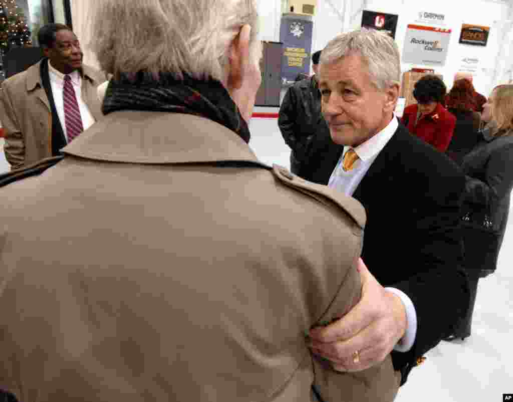 Senator Chuck Hagel menyapa pendukungnya setelah konferensi pers perpisahan di Omaha, Nebraska, 18 Desember 2008.