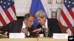 존 케리 미국 국무장관(오른쪽)과 세르게이 라브로프 러시아 외무장관이 9일 워싱턴 국무부 건물에서 열린 미-러 외교·안보장관 회담에서 대화하고 있다.
