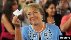 Pemenang pemilihan presiden Chili, Michelle Bachelet, pada hari pemungutan suara di Santiago (15/12). (Reuters/Maglio Perez)