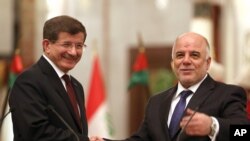 Thủ tướng Thổ Nhĩ Kỳ Ahmed Davutoglu (trái) và Thủ tướng Iraq Haider al-Abadi 