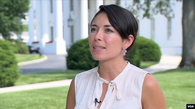 Katherine Vargas, directora de Comunicaciones para Hispanos de la Casa Blanca advierte sobre los riesgos para los niños al cruzar la frontera solos.