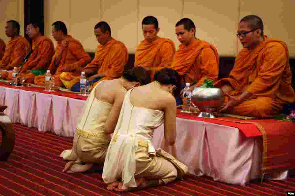 Buddhist monks bless the brides. (Daniel Schearf/VOA)