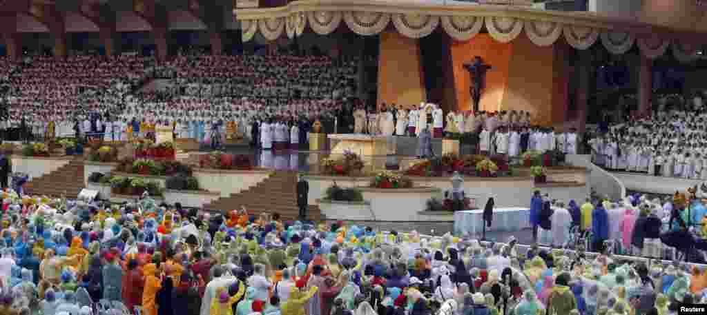 Catholics hold candles during a holy Mass by Pope Francis at Rizal Park in Manila, Jan.18, 2015.