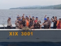 Seekor penyu sisik dilepaskan ke laut teluk Palu dari atas kapal Ditpolairud Polda Sulawesi Tengah (10/12/2019) Foto : Humas Polda Sulawesi Tengah