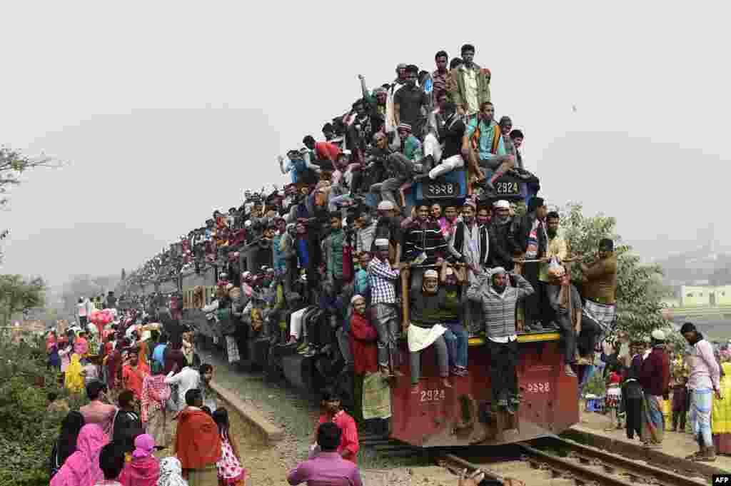 Bangladeshi Muslim devotees leave on an overcrowded train after taking part in Akheri Munajat, or final prayers, at the Biswa Ijtema, or World Muslim Congregation, at Tongi, some 30 kms north of Dhaka, Jan. 10, 2016.