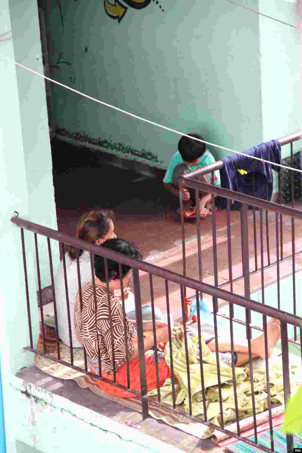 A general view of daily activities of residents at Phnom Penh&#39;s White Building on Friday, September 5, 2014. (Nov Povleakhena/VOA Khmer) 