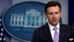 조시 어니스트 미 백악관 대변인이 19일 정례브리핑에서 기자들의 질문에 답하고 있다.