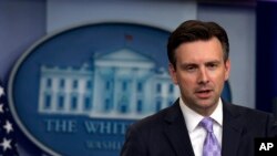 Juru bicara Gedung Putih Josh Earnest.