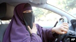 Mulher envergando um niqab