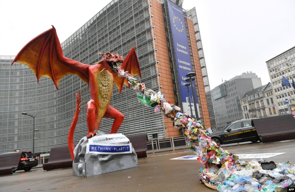 벨기에 브뤼셀에 있는 유럽연합 위원회 본부 앞에 플라스틱을 뱉어내는 공룡 조형물이 설치돼 있다. 공룡 조형물은 플라스틱 사용 근절을 요구하는 NGO 연합체인 &#39;리띵크 플라스틱&#39;이 제작했다.