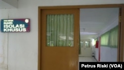 Ruang isolasi khusus di RSU dr. Soetomo Surabaya (Foto: VOA/Petrus Riski)