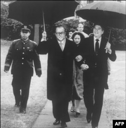 1984年10月1日在白宫会见后，在雨中，美国总统罗纳德·里根和中国总理赵紫阳挽着臂膀，送赵紫阳走向他的汽车。