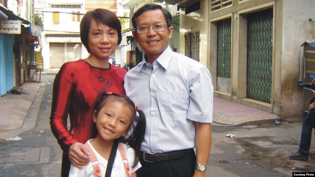 Ông Hoàng và vợ, con.
