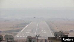 Aviones de guerra turcos despegan de una base militar en Diyarbakir, Turquía el 10 de octubre de 2019.