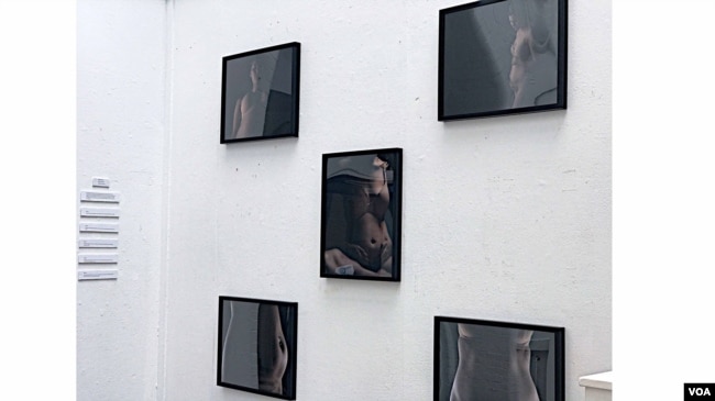 Công trình khiến tôi chú ý là bộ năm bức ảnh với chủ đề ‘Thai nghén ở Goldsmiths’ của nữ sinh theo học ngành tâm lý trị liệu qua nghệ thuật, Katherine Foster. (Hình: Hùng Nguyễn)
