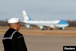 Un marinero del portaaviones USS George H.W. Bush observa el aterrizaje del avión con los restos del expresidente George H.W. Bush a la Base Aérea Andrews, enMaryland, el 3 de diciembre de 2018.