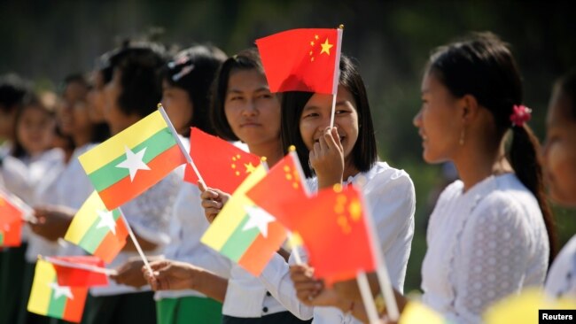 缅甸内比都机场外，缅甸学生手持缅甸和中国国旗，准备迎接中国国家主席习近平（2020年1月17日）。