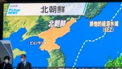 일본 도쿄 시민들이 5일 북한 탄도미사일 발사 뉴스를 방송 중인 전광판 앞에서 걷고있다.