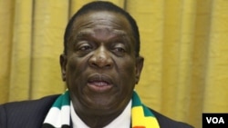 FILE: Zimbabwean President Emmerson Mnangagwa talks about the discovery of energy reserves along the country's border with Mozambique, at a press briefing Nov. 1, 2018, in Harare. (C. Mavhunga/VOA)