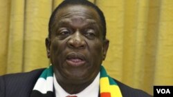 Zimbabwean President Emmerson Mnangagwa talks about the discovery of energy reserves along the country's border with Mozambique, at a press briefing Nov. 1, 2018, in Harare. (C. Mavhunga/VOA)