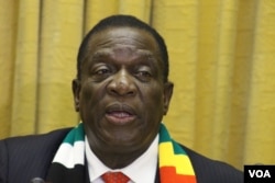 Zimbabwean President Emmerson Mnangagwa talks about the discovery of energy reserves along the country's border with Mozambique, at a press briefing Nov. 1, 2018, in Harare. (C. Mavhunga/VOA)