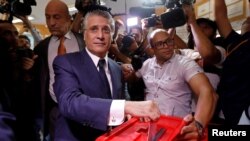 Mgombea Nabil Karoui, mfanyabiashara akipiga kura yake Tunis.