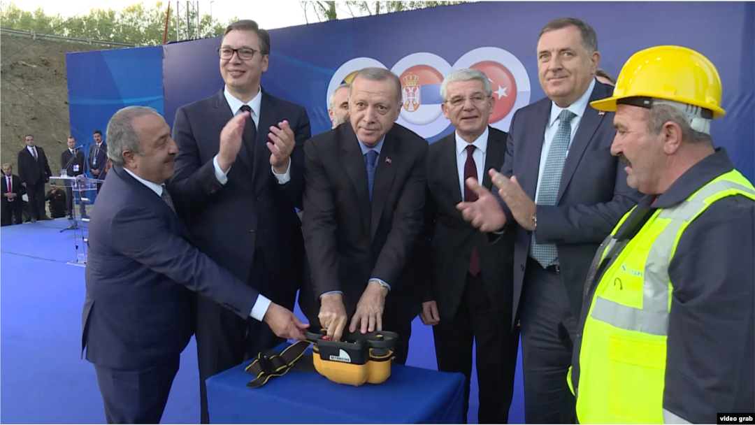 Predsednici Srbije i Turske, Aleksandar Vučić i Redžep Tajip Erdogan, zajedno sa članovima Predsedništva BiH na otvaranju izgradnje auto-puta Beograd - Sarajevo, u Sremskoj Rači, 8. oktobra 2019.
