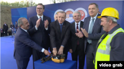 Predsednici Srbije i Turske, Aleksandar Vučić i Redžep Tajip Erdogan, zajedno sa članovima Predsedništva BiH na otvaranju izgradnje auto-puta Beograd - Sarajevo, u Sremskoj Rači, 8. oktobra 2019.