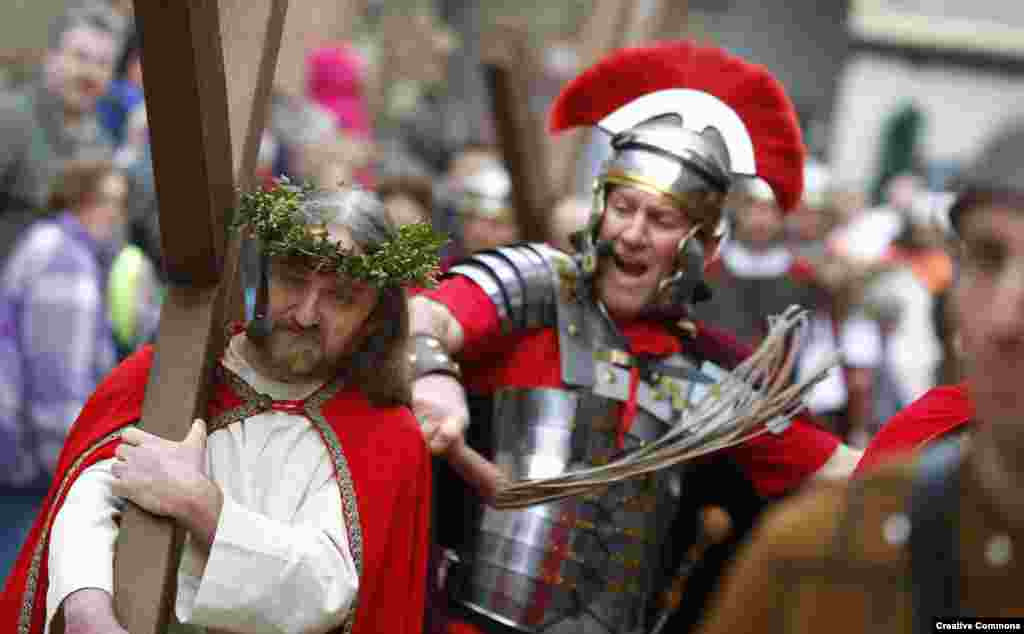 Un guardia romano da azotes a Jesús en la representación del Viacrucis en Fráncfort, Alemania.