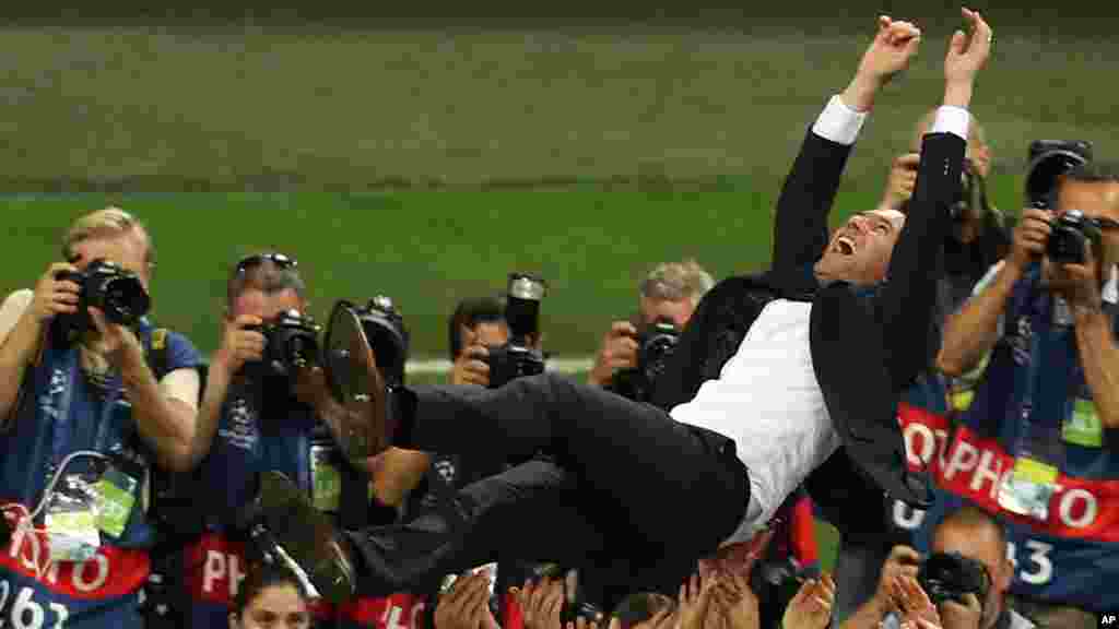 L'entraîneur du Real Madrid Zinedine Zidane est jeté en l'air après le match entre le Real Madrid et l'Atletico Madrid au stade San Siro à Milan, le 28 mai 2016.