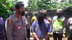 Kapolres Sukoharjo AKBP Wahyu Nugroho (kiri) saat menginterogasi pelaku perdagangan anjing berinisial GT (wajah tertutup topeng) pada 25 November 2021. (Foto: Courtesy Polres Sukoharjo)