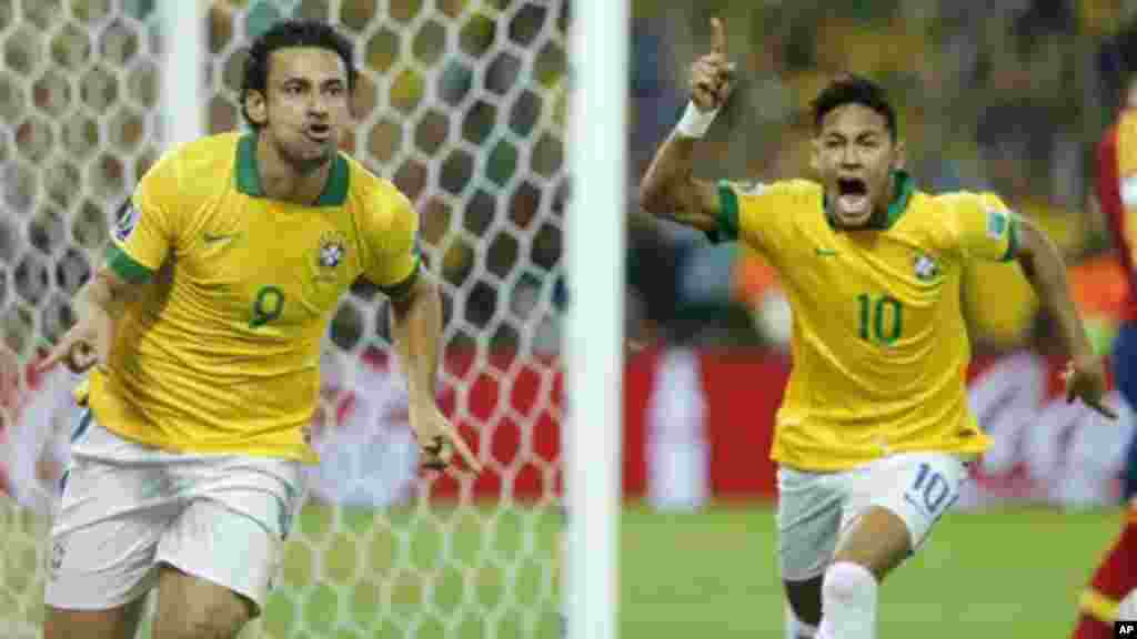 Brasileiros Fred e Neymar celebram após Fred ter marcado primeiro golo da vitória do Brasil sobre a Espanha na final da Taça das Confederações