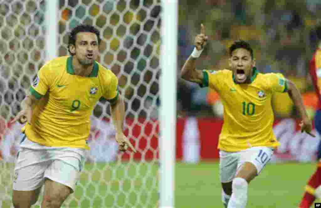 Brazil's Fred, left, and Neymar celebrate after Fred scored the opening goal during the soccer Confederations Cup final between Brazil and Spain at the Maracana stadium in Rio de Janeiro, Brazil, Sunday, June 30, 2013. (AP Photo/Victor R. Caivano) 