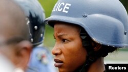 Une policière surveillent une manifestation, à Abuja, le 25 août 2017.