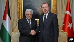 Turkey's Prime Minister Recep Tayyip Erdogan (r) and Palestinian President Mahmoud Abbas in Ankara, Turkey, April 22, 2013. 
