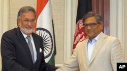 Indian Foreign Minister S.M. Krishna, right, shakes hand with his Afghan counterpart Zalmai Rassoul during a joint press conference in New Delhi, India, May 1, 2012.