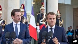 Kanselir Austria Sebastian Kurz (kiri) bersama Presiden Perancis, Emmanuel Macron di Istana Elysee, Paris, Perancis, 17 September 2018. (Foto: dok).