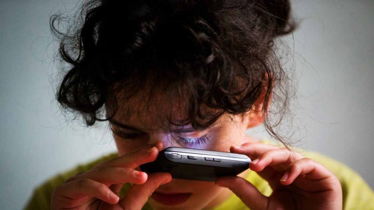 deaf-blind-woman-first-to-use-braille-phone