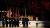 凯利·安德伍在NHL冰球季后赛第二轮纳什维尔掠夺者队对温尼伯喷气机队的第二场比赛前演唱国歌。（2018年4月30日）