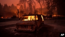 미국 캘리포니아주 파라다이스 마을에 화재가 발생한 가운데 공터에 세원진 차 한대가 불에 타고 있다. 