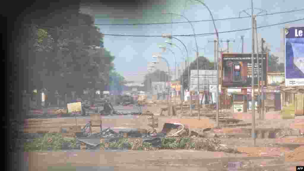 De l’intérieur d’un véhicule légèrement blindé, des barricades placées par les miliciens anti-balaka sont perceptibles aux approches de leur quartier général, Bangui, République Centrafricaine, le 19 février 2014.